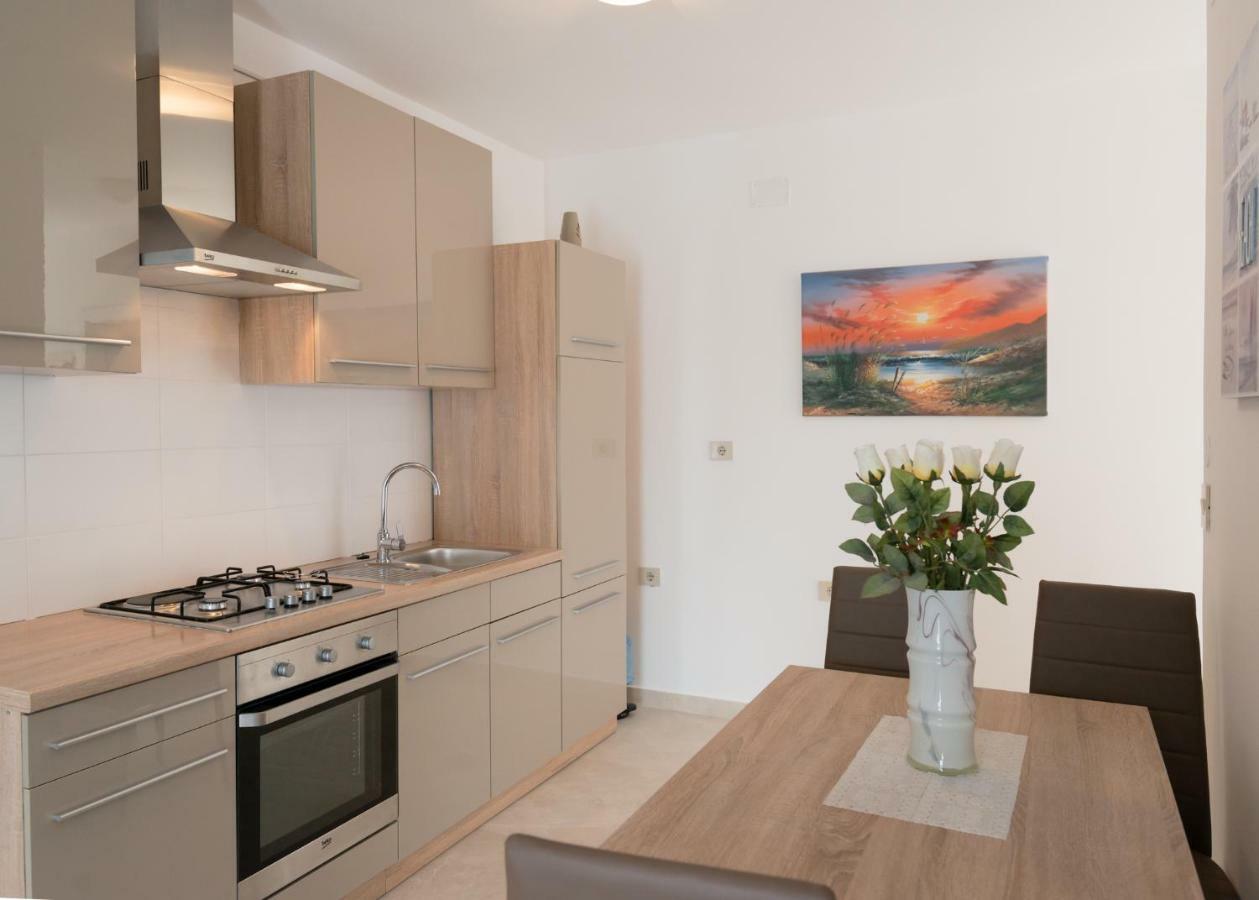Apartments Alma Crveni Vrh Buitenkant foto