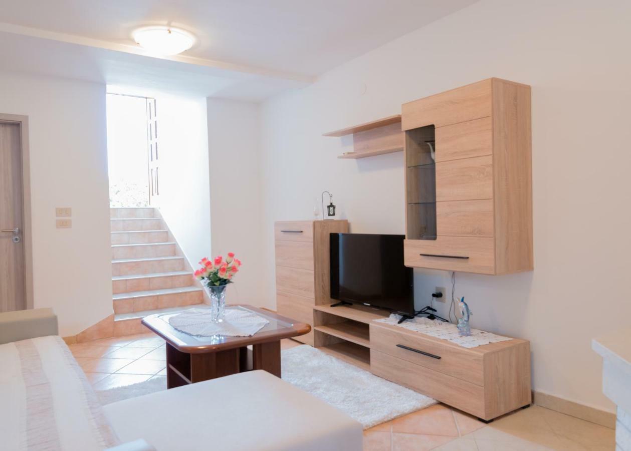 Apartments Alma Crveni Vrh Buitenkant foto